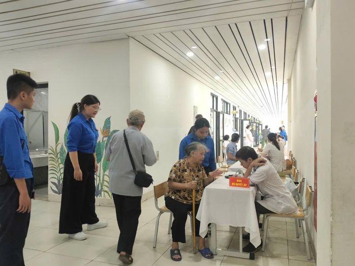 Các đoàn viên phường tham gia hỗ trợ chương trình khám sức khỏe, tư vấn và cấp phát thuốc miễn phí cho thương binh, bệnh binh, gia đình chính sách và người có công trên địa bàn. Ảnh: Quyên An