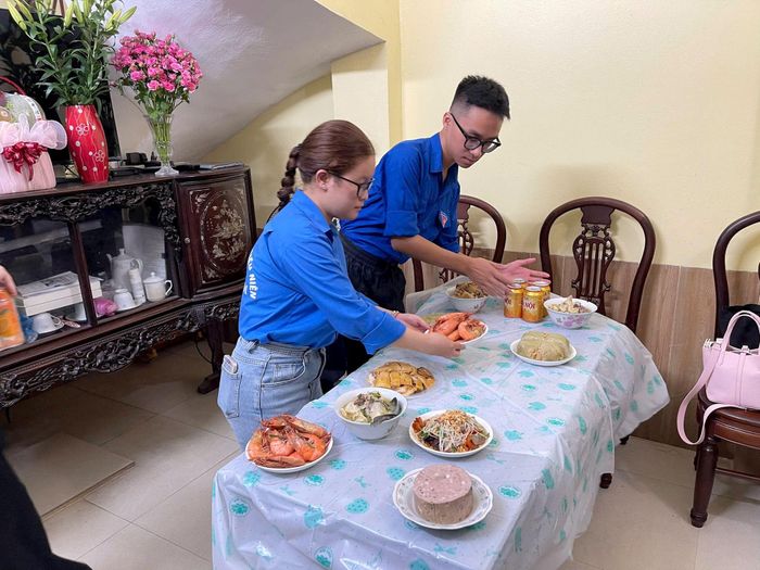 Điểm nhấn đặc biệt trong chuỗi hoạt động năm nay của Đoàn Thanh niên phường Văn Miếu - Quốc Tử Giám là chương trình "Bữa cơm tri ân". Ảnh: Quyên An