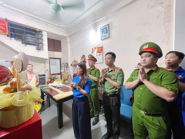 Đến thăm hỏi và tri ân gia đình liệt sĩ Phạm Công Huy ở ngõ Thổ Quan. Ảnh: Quyên An