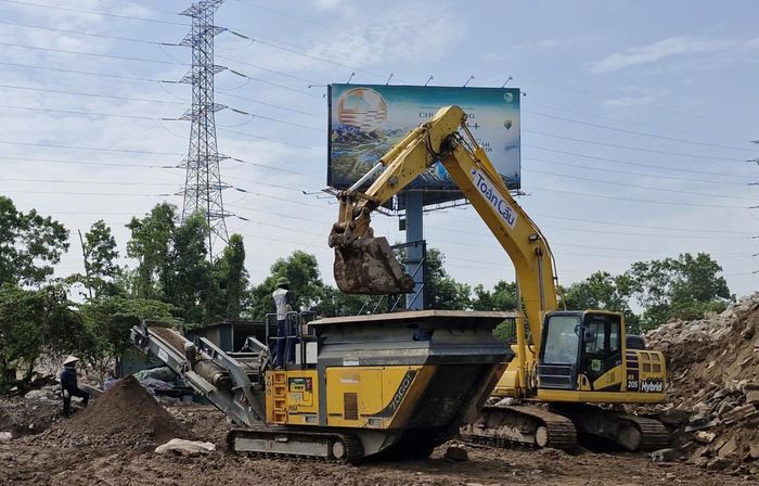 Hà Nội tiếp tục hoàn thiện cơ chế, chính sách, khuyến khích doanh nghiệp đầu tư dây chuyền tái chế chất thải xây dựng để biến thành nguồn tài nguyên. Ảnh: Hoàng Sơn