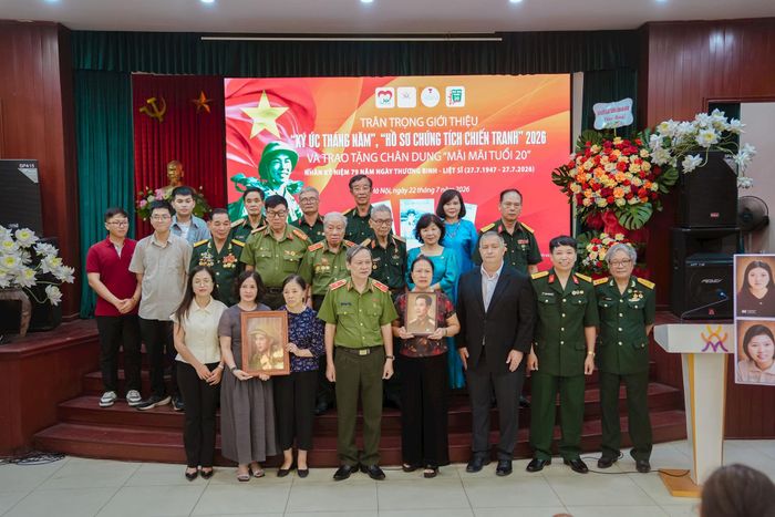 Trao tặng di ảnh "Mãi mãi tuổi 20" cho các gia đình liệt sĩ. Ảnh: Đ.V.H