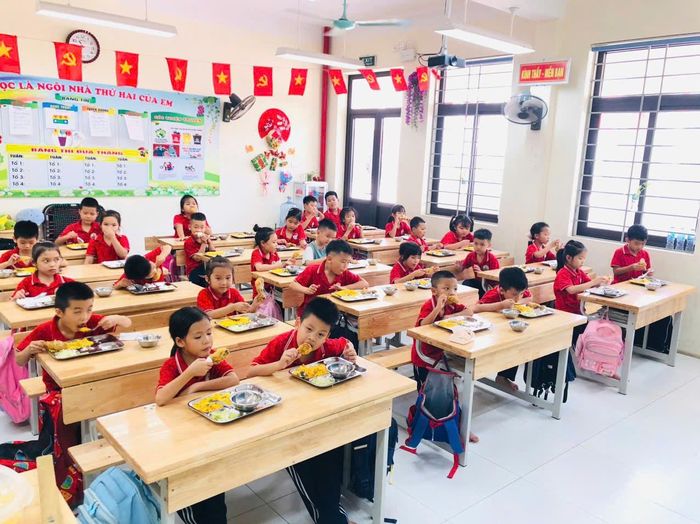 Các khâu tiếp nhận, chế biến và phục vụ thực phẩm tại trường học được yêu cầu kiểm soát chặt chẽ theo quy trình thống nhất. Ảnh: Mai Khôi