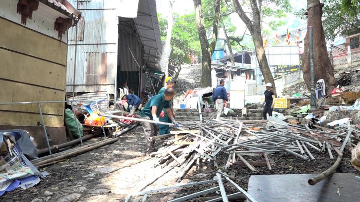 Các hộ kinh doanh tự nguyện tháo dỡ hàng quán, trả lại mặt bằng cho khu di tích chùa Hương. Ảnh: Thu Hà