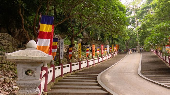 Không gian lối lên Thiên Trù thông thoáng sau chỉnh trang, góp phần tôn lên vẻ đẹp của Khu di tích quốc gia đặc biệt chùa Hương. Ảnh: Thu Hà