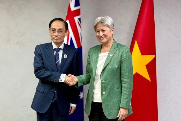 Bộ trưởng Bộ Ngoại giao Lê Hoài Trung (trái) gặp gỡ Bộ trưởng Ngoại giao Australia Penny Wong. Ảnh: Bộ Ngoại giao cung cấp
