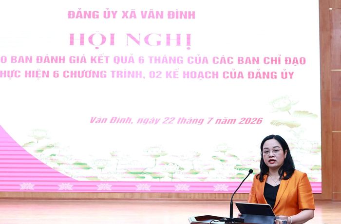 Bí thư Đảng ủy, Chủ tịch HĐND xã Vân Đình Bùi Thị Thu Hiền phát biểu tại hội nghị. Ảnh: Lại Tấn