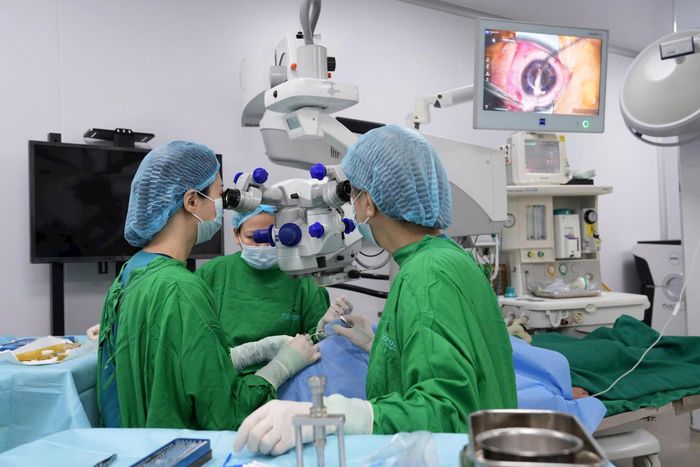 Các bác sĩ tiến hành ghép giác mạc cho bệnh nhân. Ảnh: BVCC