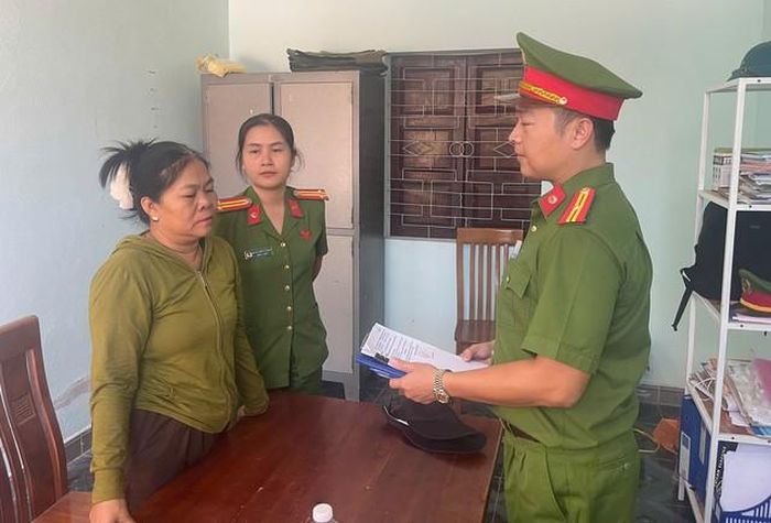 Cơ quan Cảnh sát điều tra Công an TP tống đạt quyết định đối với Phạm Thị Phượng. Ảnh: CACC