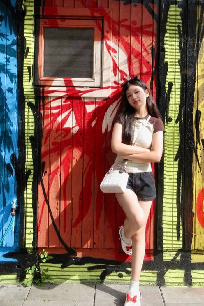 Bé Na ở tuổi 13 sở hữu gương mặt trái xoan, đôi mắt to, sống mũi thanh tú và nụ cười rạng rỡ. Nhiều khán giả nhận xét ái nữ của Jennifer Phạm càng lớn càng giống mẹ, đặc biệt ở ánh mắt và thần thái dịu dàng. Dù còn nhỏ tuổi nhưng cô bé luôn xuất hiện chỉn chu trong những dịp quan trọng và tự tin khi đứng trước ống kính.