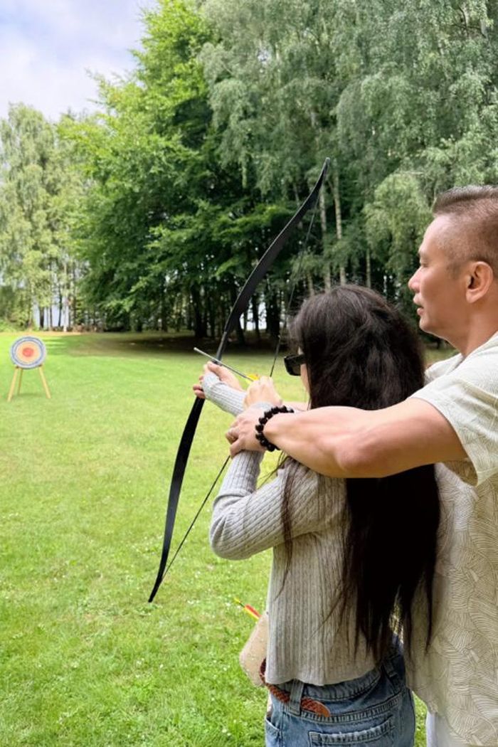Cô bé còn được bố dạy bắn cung với kỹ thuật bài bản.