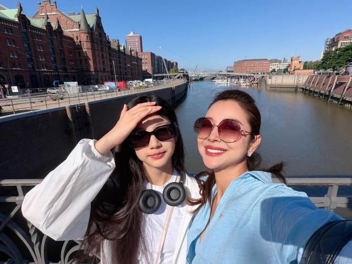 Bên cạnh việc học văn hóa, con gái Jennifer Phạm còn được tạo điều kiện tham gia các hoạt động nghệ thuật, thể thao và rèn luyện kỹ năng sống. Nhờ sự giáo dục của gia đình, cô bé ngày càng tự lập, lễ phép và biết quan tâm đến mọi người xung quanh.