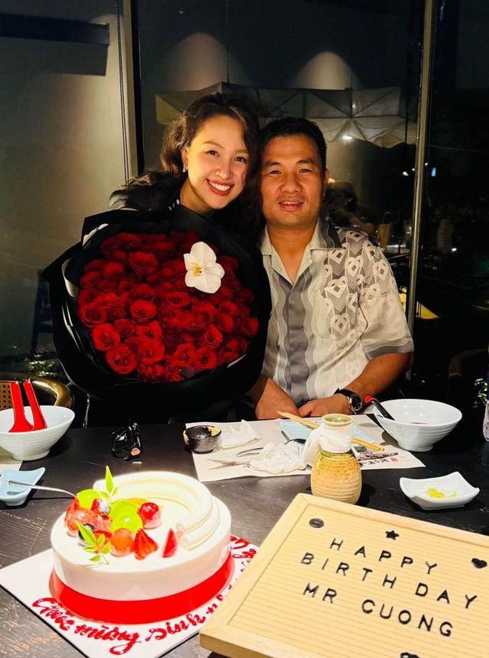 Những năm gần đây, Vân Hugo dành nhiều thời gian hơn cho gia đình. Trên trang cá nhân, cô thường xuyên chia sẻ những khoảnh khắc đời thường bên chồng và hai con.