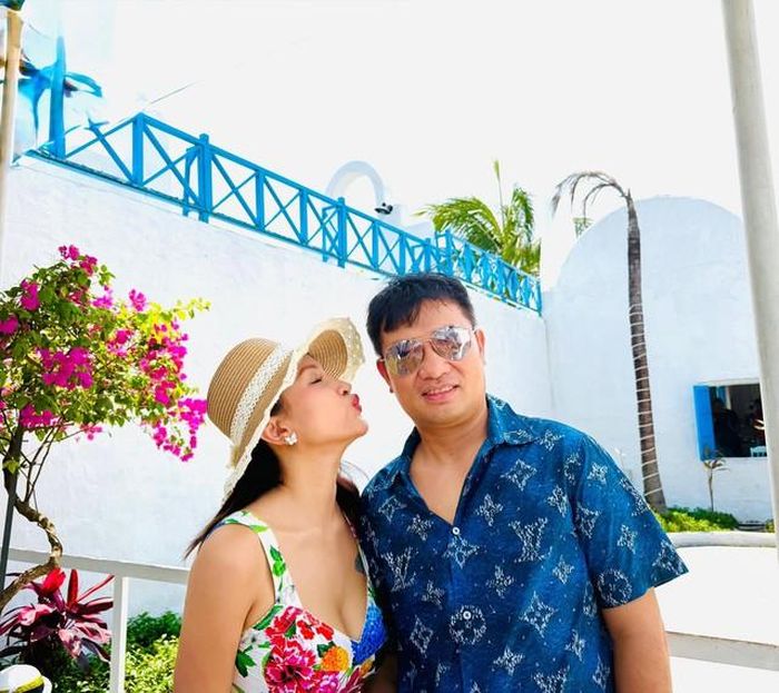Ở tuổi ngoài 40, Vân Hugo cho biết cô ưu tiên dành thời gian chăm sóc gia đình, nuôi dạy con và tận hưởng những điều giản dị trong cuộc sống. Nữ MC cũng thường chia sẻ quan điểm sống tích cực, hướng đến sự bình an thay vì chạy theo những áp lực của sự nổi tiếng.
