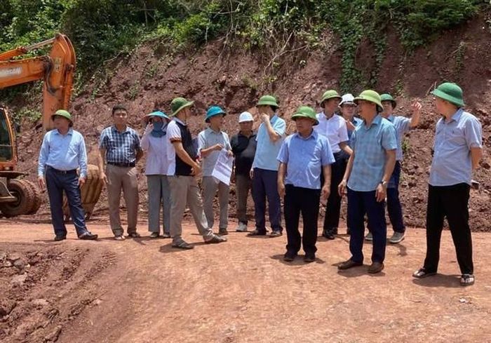 Đoàn công tác UBND tỉnh Nghệ An kiểm tra tiến độ xây dựng khu tái định cư tại xã Mỹ Lý. Ảnh: V. Bảy.