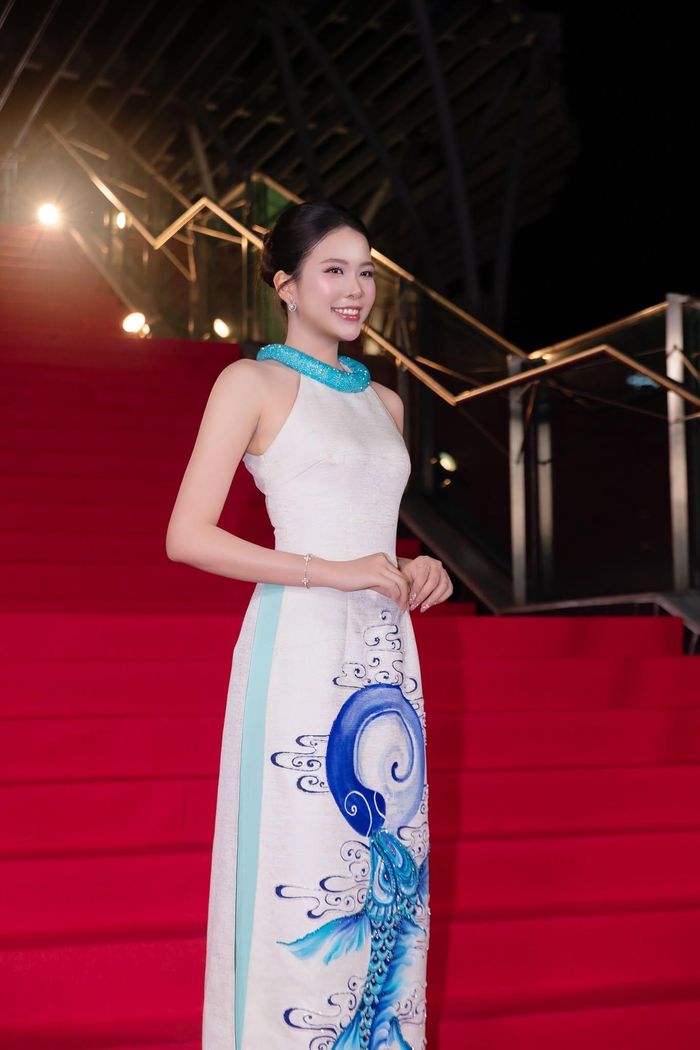 Kim Châu sinh năm 2006, cao 1m74, là sinh viên ngành Tài chính - Ngân hàng, Đại học Văn Hiến.
