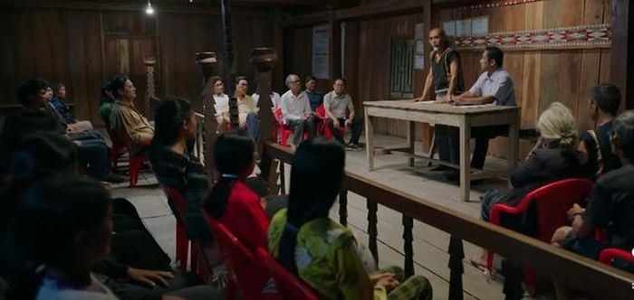Tại cuộc họp về việc đưa điện về làng. Ảnh VTV