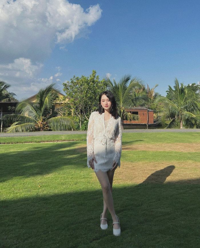 Có thể thấy, sau thời gian giảm cân tích cực, Trúc Anh đã lấy lại ngoại hình gọn gàng và cân đối hơn. Đặc biệt, ở khoảnh khắc tự nhiên, gần như không có sự can thiệp của các hiệu ứng chỉnh sửa, nữ diễn viên vẫn ghi điểm với diện mạo rạng rỡ.