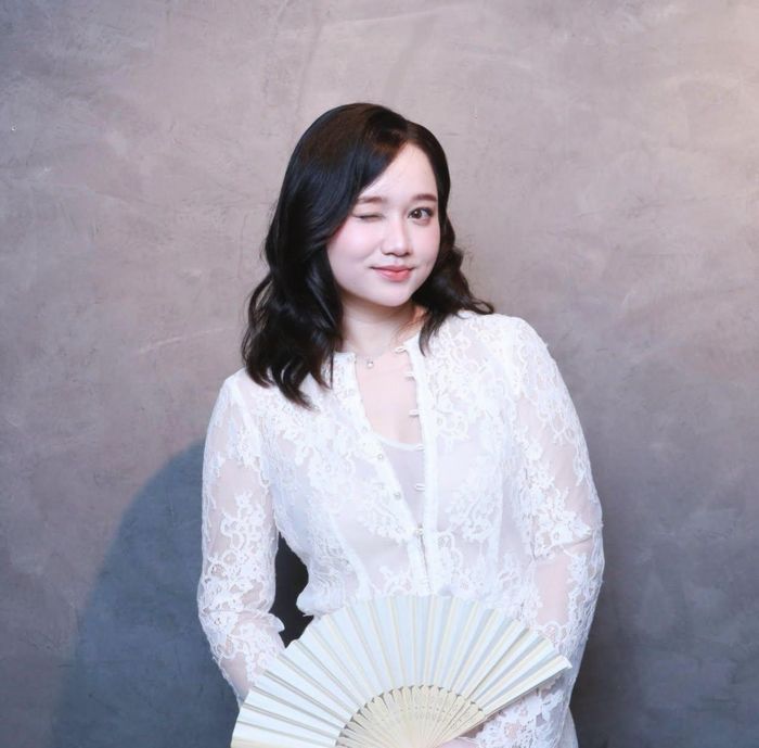 Nữ diễn viên xuất hiện với chiếc váy trắng dáng ngắn, khoe đôi chân thon gọn và vóc dáng cân đối hơn trước. Gương mặt cũng thanh thoát, thần sắc tươi tắn hơn.