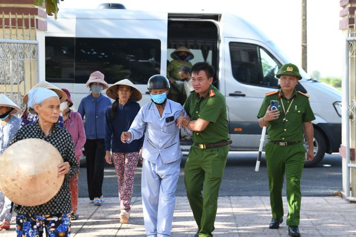 Không chỉ tuyên truyền, phổ biến kiến thức về phòng, chống ma túy, các chiến sĩ Công an còn tham gia hỗ trợ người dân đến thăm khám sức khỏe. 