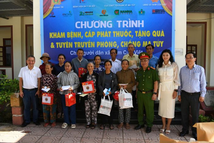Đại tá Nguyễn Đức Tuấn, Phó Cục trưởng Cục Cảnh sát điều tra tội phạm về ma túy và PGS,TS Nguyễn Lân Hiếu, Giám đốc Bệnh viện Đại học Y Hà Nội và lãnh đạo xã Nam Cửa Việt tặng quà tới các gia đình chính sách.