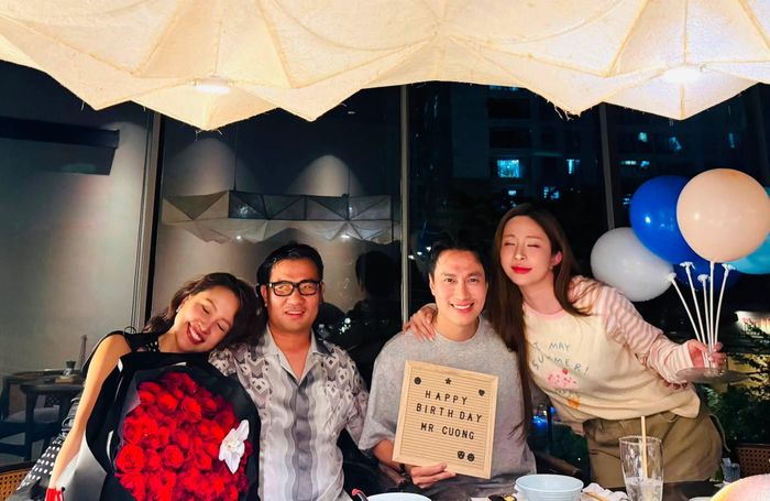 Quỳnh Nga có cử chỉ âu yếm, tình tứ bên Việt Anh. Từ khi công khai hẹn hò, cặp sao không còn e ngại những hành động thân mật.