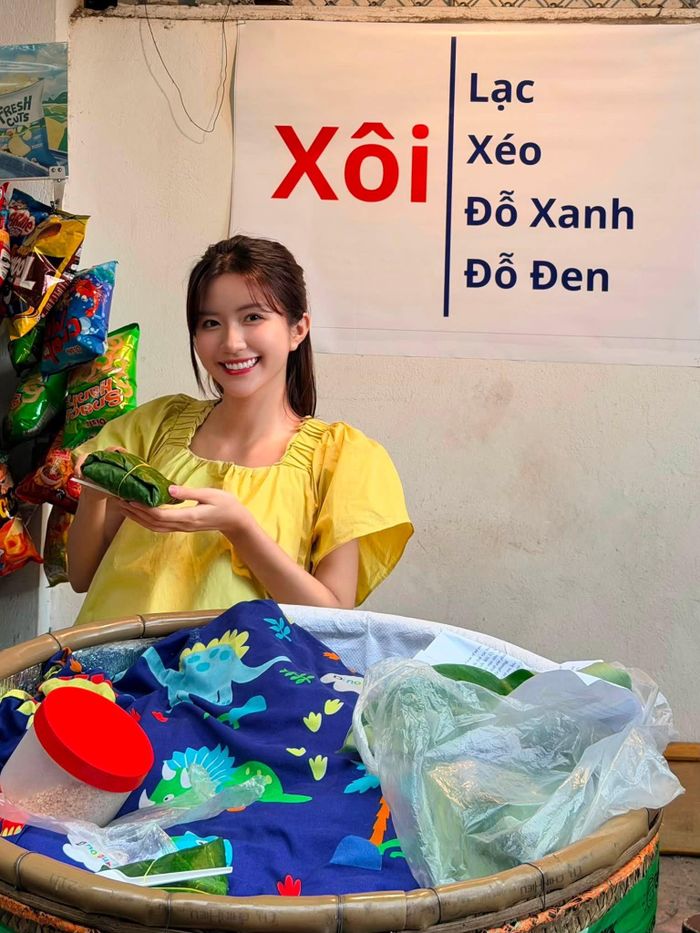 Diễn viên Nguyễn Ngọc Huyền chia sẻ hình ảnh hậu trường khi đóng phim "Dưới ô cửa sáng đèn". Trong phim, Ngọc Huyền vào vai Vân bị bạn trai ruồng bỏ khi biết có thai và đã phải khởi nghiệp bằng nghề bán xôi.
