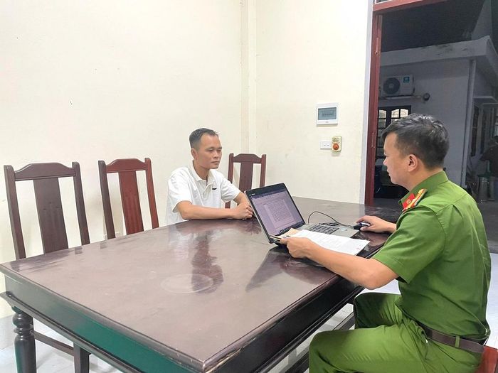 Cơ quan Công an lấy lời khai một đối tượng trong chuyên án. Ảnh: Công an tỉnh Nghệ An