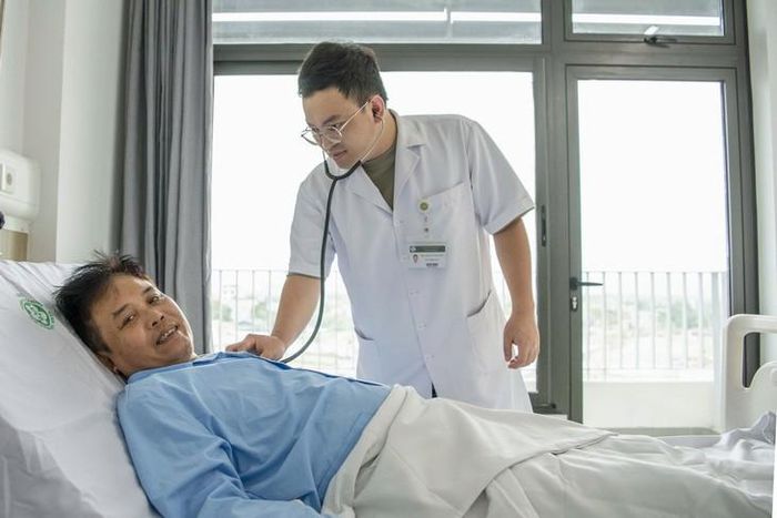 Ths.BSNT Hoàng Công Minh kiểm tra sức khỏe người bệnh sau ca phẫu thuật phức tạp.