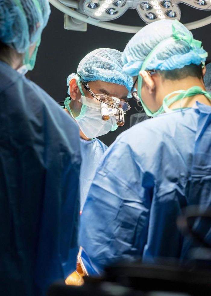 TS Ngô Phi Long - Trưởng khoa Phẫu thuật tim C8 Viện tim mạch Bạch Mai - phẫu thuật viên chính thực hiện ca phẫu thuật.