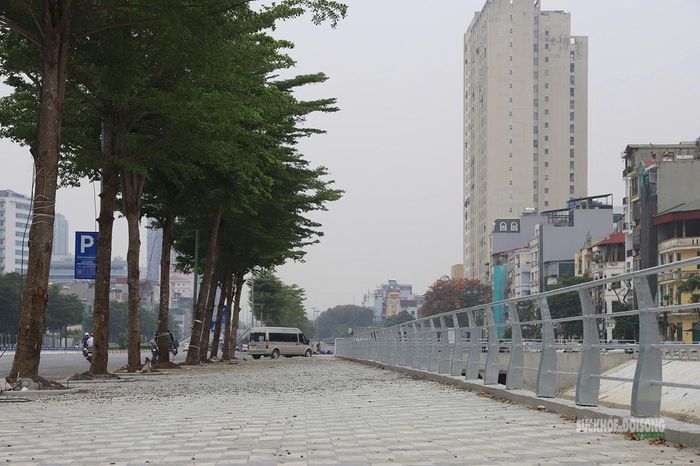 Vỉa hè rộng, lan can bảo vệ và hạ tầng hai bên tuyến mương đã cơ bản hoàn thiện. Ảnh: T.Anh