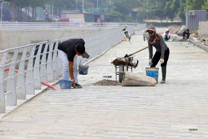 Các hạng mục vỉa hè, lát đá đang được khẩn trương hoàn thiện. Ảnh: T.Anh