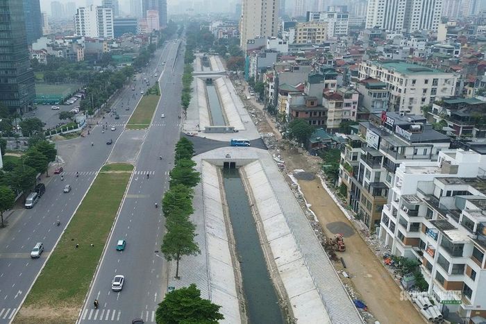 Công trình cải tạo mương kéo dài qua khu dân cư đông đúc thuộc khu vực Tây Hồ Tây. Ảnh: T.Anh