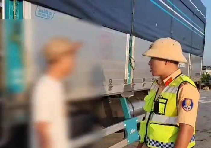 CSGT kiểm tra vi phạm xe ( ảnh Cục CSGT)