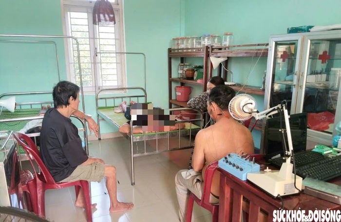 Ông Đào Xuân Ái (áo đen) đến chờ châm cứu tại Trạm Y tế xã Long Quảng.