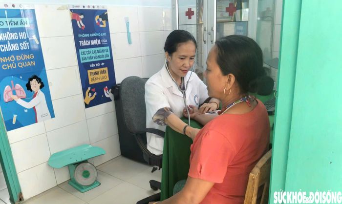 BS Nguyễn Thị Sơn Ca thăm khám cho người dân tại Trạm Y tế xã.