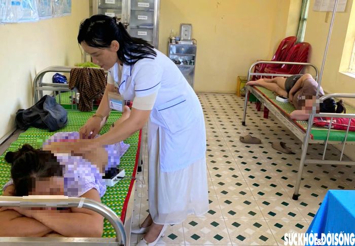 Bà Ánh thường xuyên đến Trạm để châm cứu, điều trị bệnh về xương khớp.