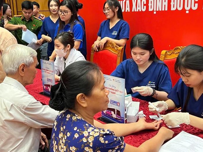 Được đồng hành hỗ trợ chăm sóc sức khỏe người dân, thân nhân liệt sĩ trên mọi miền đất nước trong "Chiến dịch 500 ngày đêm" là niềm vinh dự lớn đối với các chuyên viên y tế trẻ. Ảnh: H.Khánh