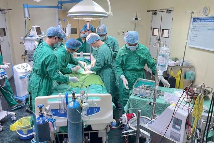 Các bác sĩ cấp cứu cho bệnh nhân. Ảnh: BVCC
