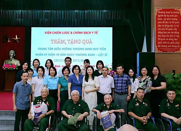 Đoàn công tác Viện Chiến lược và Chính sách Y tế chụp ảnh lưu niệm cùng các thương binh, bệnh binh và cán bộ Trung tâm Điều dưỡng thương binh Duy Tiên (Ảnh: Viện Chiến lược và Chính sách Y tế).