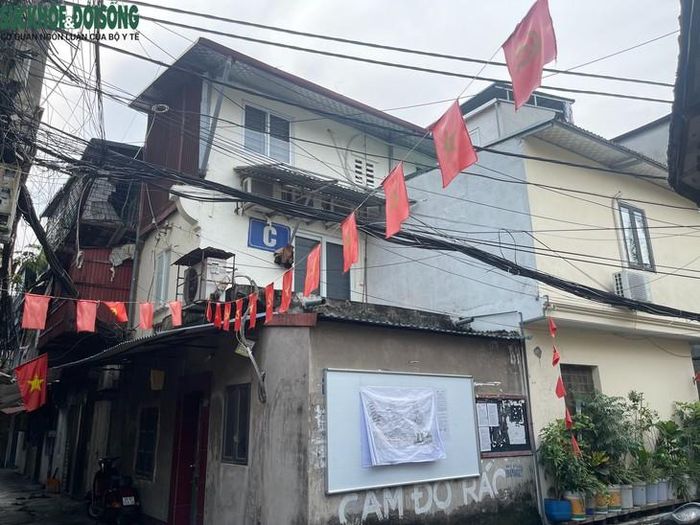 Tuy nhiên, đến nay nhiều căn đã được người dân cơi nới lên 4-5 tầng. Sau nửa thế kỷ sử dụng, công trình bị xuống cấp nghiêm trọng, biến dạng so với thiết kế ban đầu do quá trình cơi nới và lấn chiếm. Ảnh: Đức Phúc