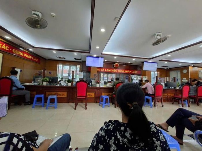 Đăng ký cấp sổ đỏ tại Hành chính công cơ sở Thanh Xuân. Ảnh: Thanh Hải