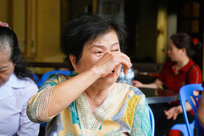 Bà Trần Thị Phe không giấu được xúc động khi nhắc về người em chồng - Liệt sĩ Bùi Xuân Tĩnh. Ảnh: ML