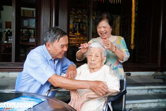 Mẹ Trần Thị Bệ luôn được các con quan tâm, chăm sóc. Ảnh: ML