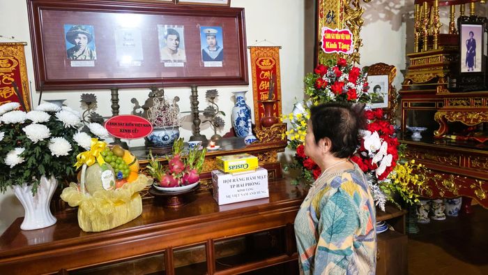 Người con dâu cả của mẹ Trần Thị Bệ hàng ngày sang chăm sóc mẹ Bệ và cùng các em chăm lo thờ cúng của gia đình. Ảnh: ML