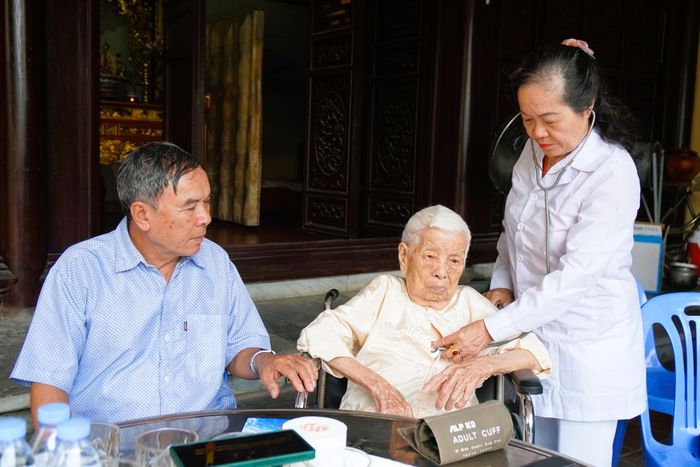 Bác sĩ Nguyễn Bích Thái hàng tuần vẫn đến thăm khám sức khỏe và trò chuyện với mẹ Bệ. Ảnh: ML