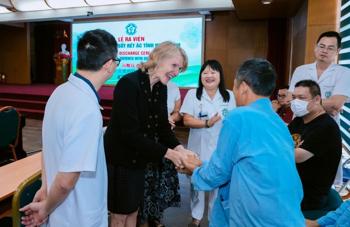 Đại diện WHO chúc mừng bệnh nhân khỏe mạnh ra viện. Ảnh: Thế Anh
