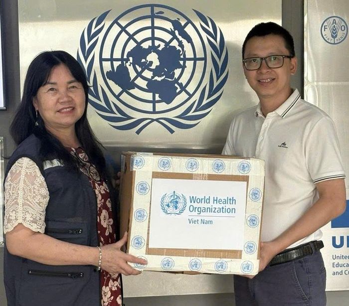 Đại diện WHO đã trao tặng Bệnh viện Bạch Mai 150 liều artesunate tiêm phục vụ điều trị sốt rét ác tính. Ảnh: Thế Anh