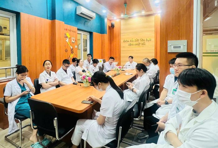Hội chẩn toàn viện với nhiều chuyên gia đến từ nhiều chuyên khoa được huy động khẩn trương. Ảnh Thế Anh