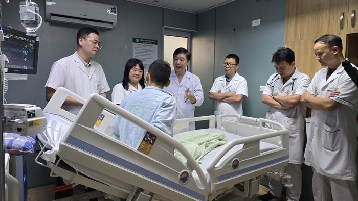 Các y bác sĩ của Bệnh viện Bạch Mai trò chuyện với người bệnh.