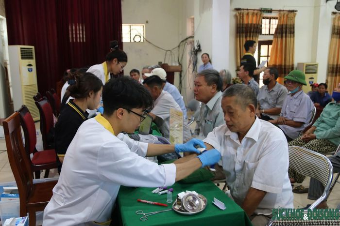 Thân nhân các liệt sĩ chờ đến lượt thu nhận mẫu sinh phẩm tại điểm lấy mẫu ADN ở Nghệ An.